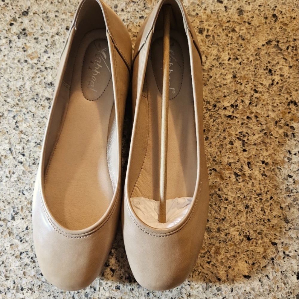 Appeal Danica NWT Taupe Size 8 ballet style flats memory foam insoles Never worn